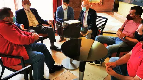 Alcalde y representantes de Antigua con fundador y directivos de Anjoca 