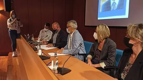 Firma de la donación del legado de D. Arístides