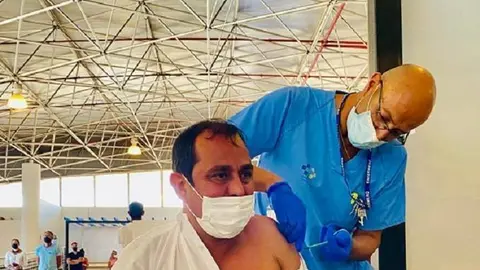 Blas Acosta recibe la primera pauta de vacunación