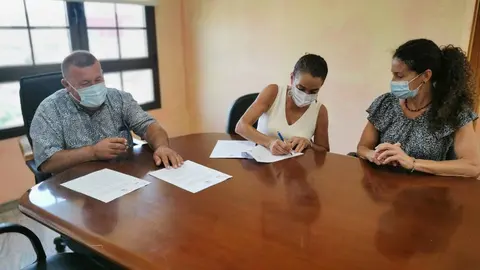 firma convenio Mancomunidad y la Asoc La Gavia (1)