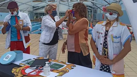 Entrega de la nariz clown a Inma Díaz