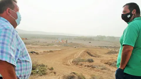 alcalde y concejal de deportes en el circuito de Motocross (1)