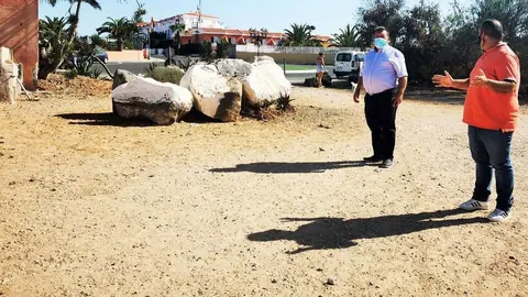 Alcalde y concejal visitan la zona donde habilitarán dos campos de bola canaria