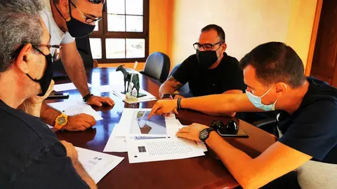 El concejal de festejos en una reunión organizativa de los actos en honor a Ntra S La Antigua