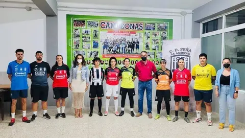 Peña Armas y Sonia Álamo en la presentación de la nueva equipación del CD Peña de la Amistad