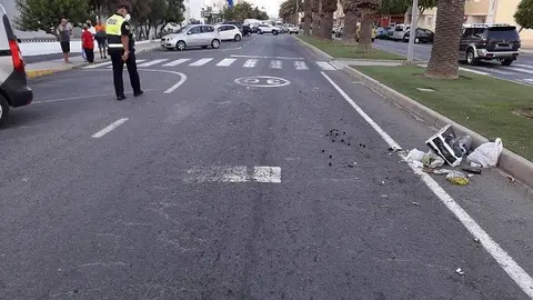 Un agente de la Policía Local en el lugar del atropello