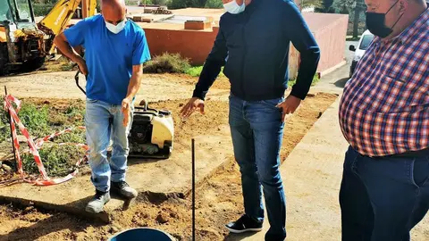 Alcalde y concejal revisando mejora del Saneamiento en el Municipio