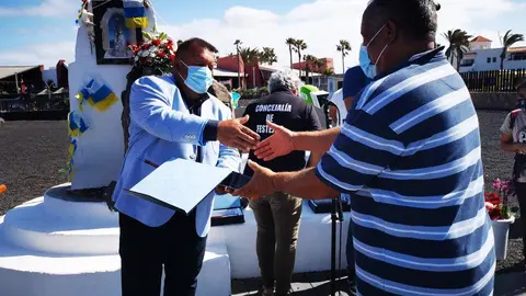 El alcalde entrega el reconocimiento a la familia de Marcelino Perez 