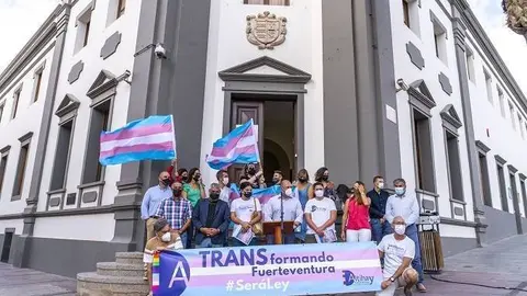 Izado de bandera del Orgullo Trans