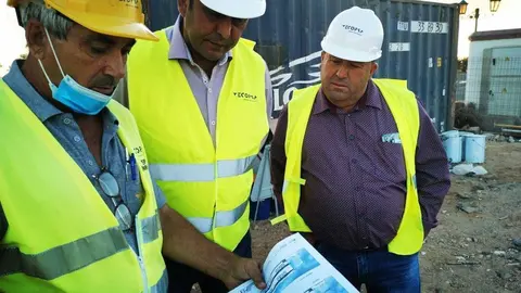 Acosta y Peña revisan los planos del proyecto