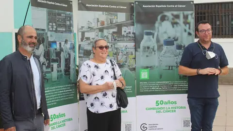 Alejandro del Pino e Isabel Lauricica de la Asociación Española contra el Cáncer con Adargoma Hernández