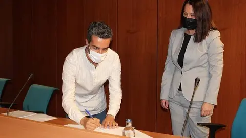 Rayco de León firma el convenio