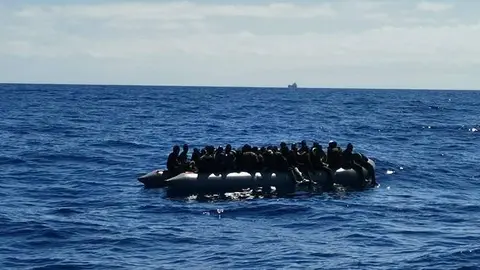 Patera con migrantes