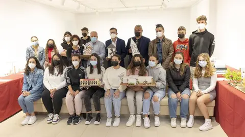 FOTO INAUGURACIÓN EXPOSICIÓN MAQUETAS ALUMNADO IES SANTO TOMÁS DE AQUINO - CANARIAS, HUELLA EN EL PASADO