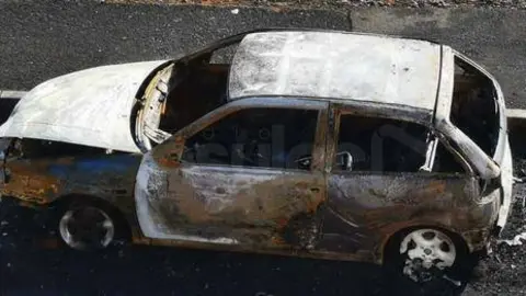 vehículo calcinado en El Fabelo