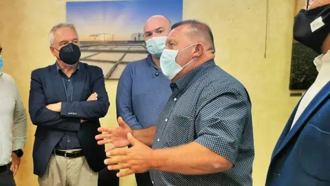 Alcalde conversa con empresarios de Antigua y Castillo 