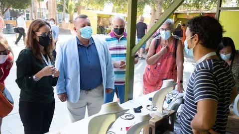 Presidenta Mafasca, alcalde de Antigua y concejal saludan a un artesano de Fuerteventura