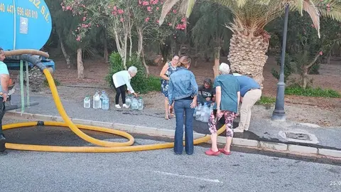 Cubas de agua para familias de Costa Calma