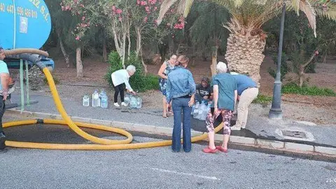 Vecinos de Costa Calma se abastecen de agua