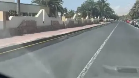 El agua de la tubería rota 