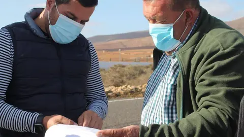 Alcalde de Antigua y tecnico municipal revisan uno de los proyectos