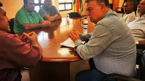 Alcalde y concejal se reunen con la federacion colombofila española