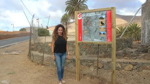 La consejera, junto a uno de los paneles instalados