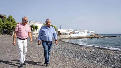 Foto en Puerto Lajas supervisando futuros trabajos del acondicionamiento paseo marítimo PUERTO LAJAS - Alcalde y Domingo Fuentes