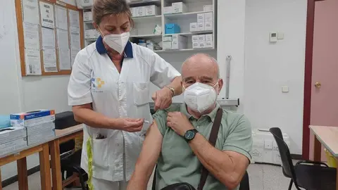 Paciente recibiendo la vacuna de la gripe
