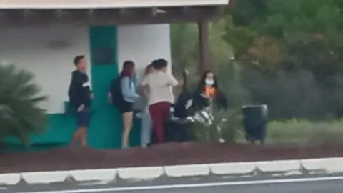 Estudiantes y trabajadores que no pueden subir a la guagua en El Matorral por estar completa