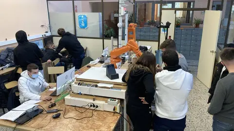 Alumnos de Formación Profesional diseñan su proyecto en el aula