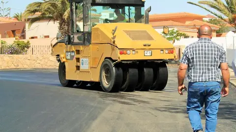 Alcalde de Antigua supervisando una obra en Triquivijate