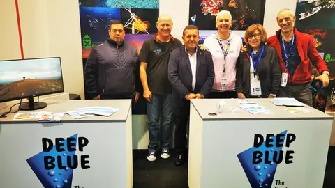 Alcalde y concejal junto a representantes Deep Blue y Fotografos profesionales del buceo en Boot Dusseldorf 2023