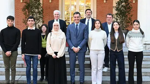 ENCUENTRO AILIN, DEL CAI DE PUERTO DEL ROSARIO, Y OTROS JÓVENES (UNICEF), CON PEDRO SÁNCHEZ, PRESIDENTE DEL GOBIERNO (1)