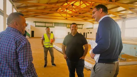 Inicio obras en la piscina municipal de Antigua