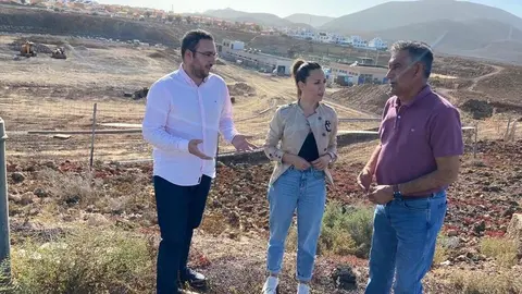 José Vicente, Jessica y Claudio en pista atletismo Corralejo