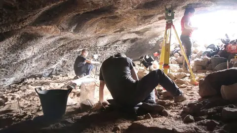 investigadores en la cueva de Tejate