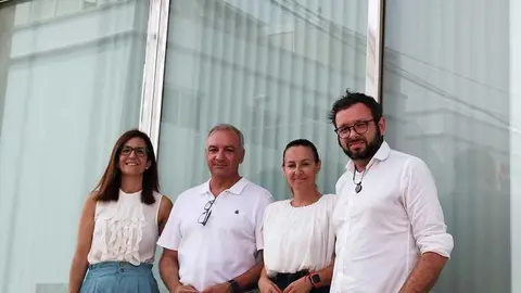29 junio 2023 a. En Puerto del Rosario. De izquierda a derecha, Natalia Santana, Luis Campos, Peña Armas y Txema Santana