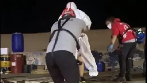 Edu Blasco ayuda a evacuar a un joven en Lampedusa Open Arms