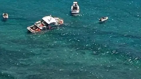 barco semihundido Lobos