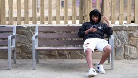 joven jugando a juegos de azar en el móvil