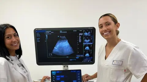 Profesionales con ecógrafo en un centro de salud 2