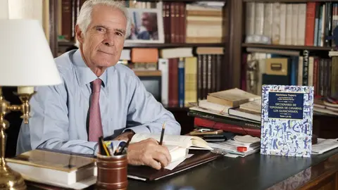 LAS PALMAS DE GRAN CANARIA (Canarias). 16/12/2018.- El catedrático de Filología Hispánica Maximiano Trapero, en su residencia de la capital grancanaria,  recientemente ha presentado en la sede de la Real Academia su "Diccionario de la Toponimia de Canarias: los guanchismos", explica que el español de Castilla lo utilizan sólo el 20 por ciento de los hispanohablantes frente al Atlántico o evolucionado, que usa el 80 por cien restante y abarca desde la mitad sur de la Península hasta la mayor parte de Hispanoamérica, pasando por Canarias "que es, sin duda, su centro geográfico". EFE/Ángel Medina G.