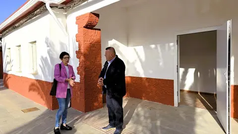AHORA Alcalde visita con la concejala de AEDL la finalización de obras de recuperación (2)