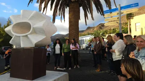Escultura homenaje a la mujer