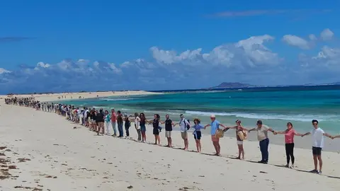 cadena humana en las Dunas de Corralejo