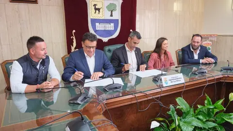 Firma convenio saneamiento El Cotillo