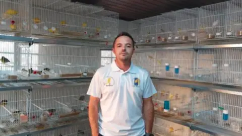 Foto de Iván Piñeiro Lariño en su aviario