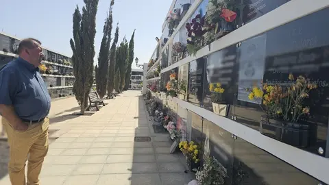 El alcalde de Antigua, en el camposanto