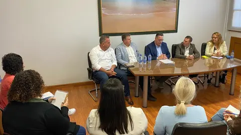 FOTO. Poli Suárez se reúne con eel alcalde de Pájara, Alejandro Jesús Jorge, y representantes de la comunidad educativa del sur de Fuerteventura (2)